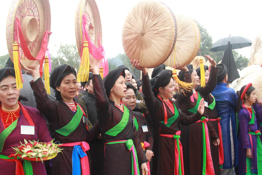 Cùng ca lên câu quan họ mời nước, mời trầu ngọt ngào, thiết tha