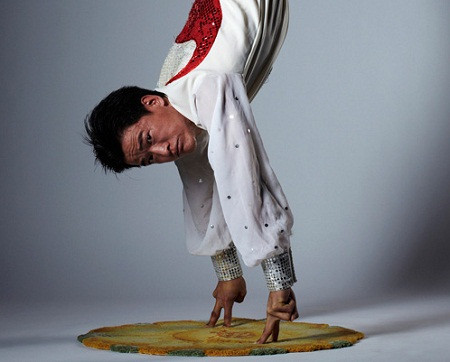 Tháng 11/2008, anh Wang Weibao, người Trung Quốc, đã xác lập Kỷ lục Guinness Thế giới về thời gian trồng cây chuối lâu nhất trên 4 ngón tay - 19,23 giây