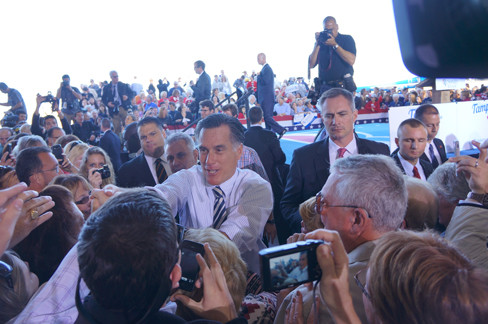 PV Tiền Phong tiếp cận ứng viên Tổng thống Mỹ Romney tại sân bay Tampa, bang Florida ngày 1/11/ 2012