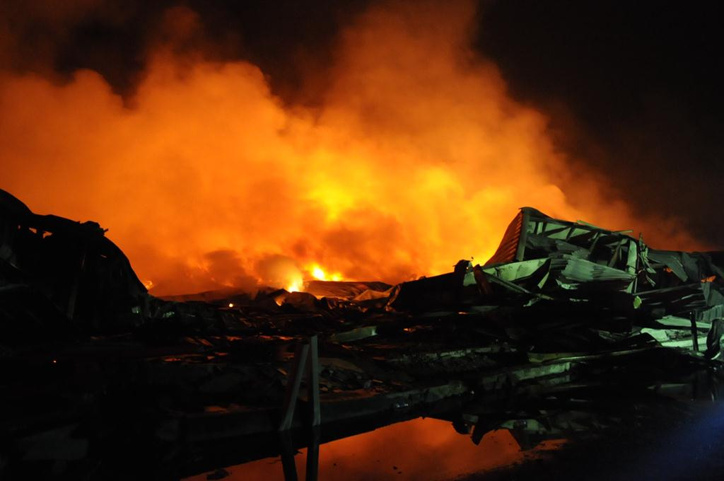 Lửa bao trùm toàn bộ khu nhà xưởng của nhà máy Diana. Ảnh: Minh Đức