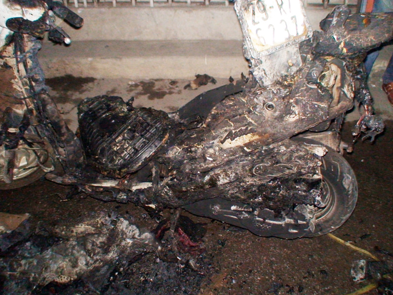 Chiếc xe cháy chỉ còn trơ lại khung. Ảnh: Tuấn Nguyễn