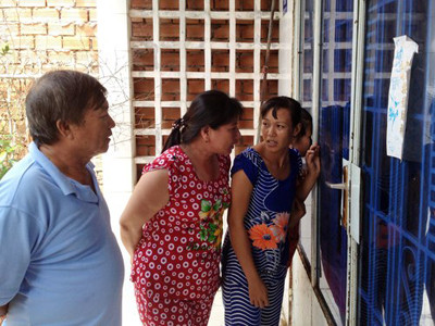 Hàng xóm hiếu kỳ thường xuyên sang nhà ông Hoàn nhìn vào trong để xem tình hình sức khỏe của bà cụ. Ảnh: Duy Khang. Hàng xóm hiếu kỳ thường xuyên sang nhà ông Hoàn nhìn vào trong để xem tình hình sức khỏe của bà cụ. Ảnh: Duy Khang