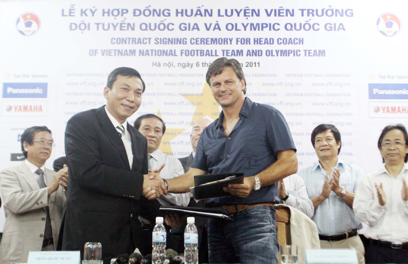 TTK Trần Quốc Tuấn và HLV Falko Gotz tại lễ ký hợp đồng Ảnh: VSI