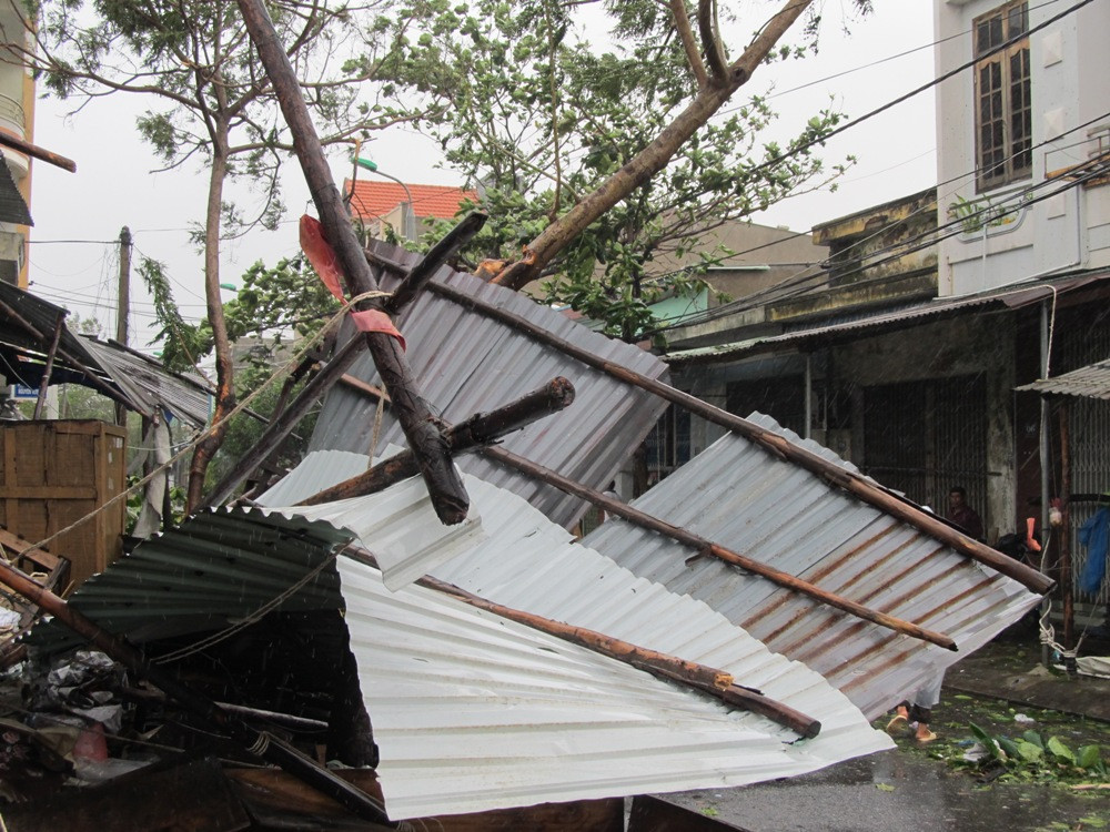 Ngôi nhà bị bay mái