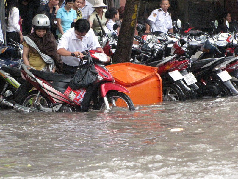 Nước ngập nặng trên phố Bà Triệu, đặc biệt là ở khu vực ngã năm