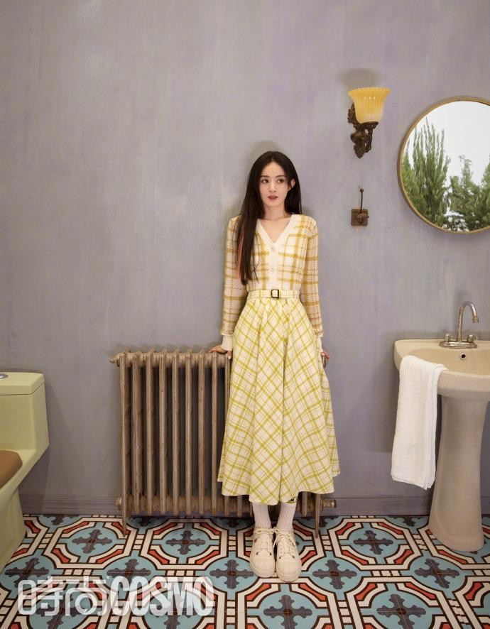 Trước đó, còn có tin đồn, cuộc hôn nhân của cặp đôi "Minh Lan truyện" thực ra chỉ là trên danh nghĩa, họ lập một bản hợp đồng để cho đứa bé trong bụng Triệu Lệ Dĩnh có danh phận. Trước đó, còn có tin đồn, cuộc hôn nhân của cặp đôi "Minh Lan truyện" thực ra chỉ là trên danh nghĩa, họ lập một bản hợp đồng để cho đứa bé trong bụng Triệu Lệ Dĩnh có danh phận.