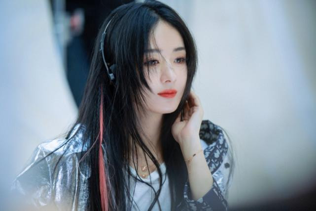 Gương mặt "lão hóa ngược" cùng với mái tóc gẩy light, cô trông như một nữ sinh trung học ngổ ngáo, mê âm nhạc. Gương mặt "lão hóa ngược" cùng với mái tóc gẩy light, cô trông như một nữ sinh trung học ngổ ngáo, mê âm nhạc.