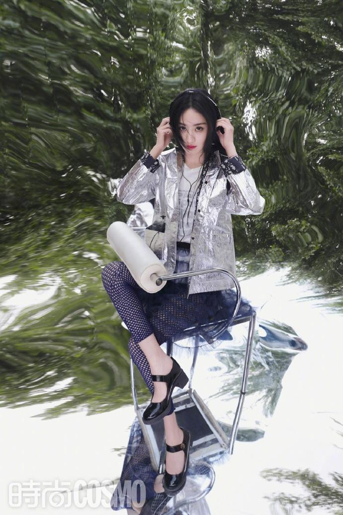 Mới đây, bộ ảnh cô chụp cho tạp chí Cosmopolitan Trung Quốc được tung ra. Trong ảnh, người đẹp sinh năm 1987 mặc set đồ trẻ trung với quần lưới, áo phông, áo khoác thể thao, đi giày búp bê và đep tai nghe. Mới đây, bộ ảnh cô chụp cho tạp chí Cosmopolitan Trung Quốc được tung ra. Trong ảnh, người đẹp sinh năm 1987 mặc set đồ trẻ trung với quần lưới, áo phông, áo khoác thể thao, đi giày búp bê và đep tai nghe.