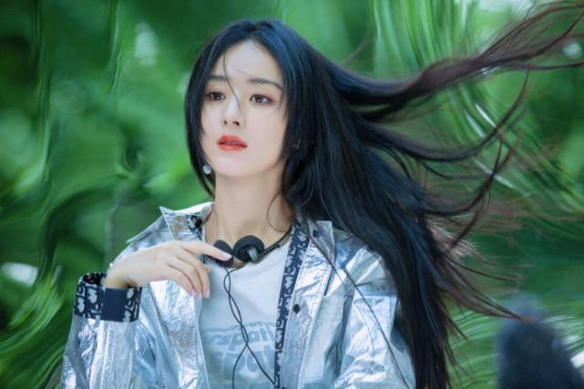 Dân mạng đánh giá, Triệu Lệ Dĩnh càng trẻ trung và xinh đẹp hơn sau khi trở về làm quý cô độc thân. Dân mạng đánh giá, Triệu Lệ Dĩnh càng trẻ trung và xinh đẹp hơn sau khi trở về làm quý cô độc thân.