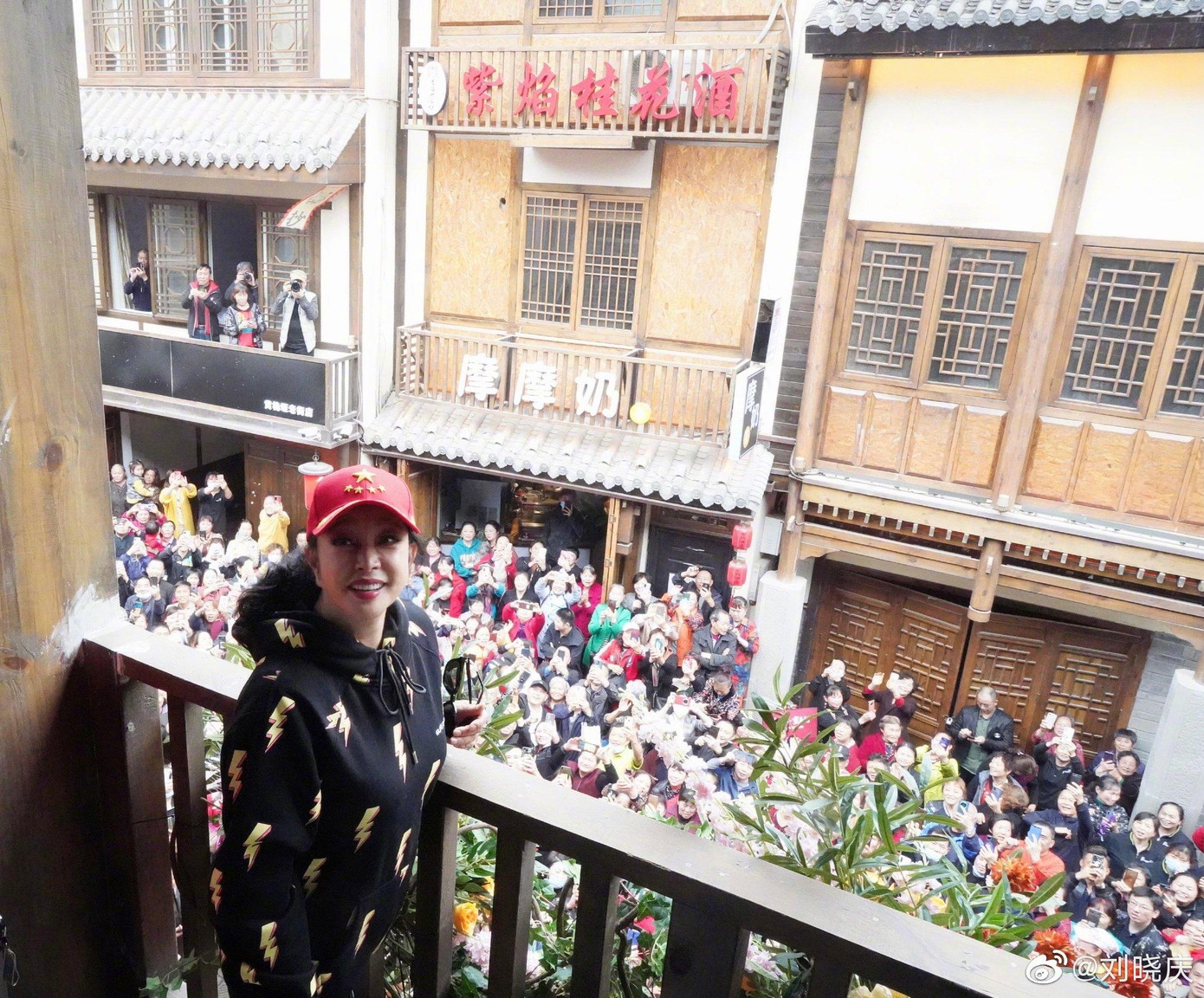 Lưu Hiểu Khánh bị tố làm lố trong lần về thăm quê gần đây. Lưu Hiểu Khánh bị tố làm lố trong lần về thăm quê gần đây.