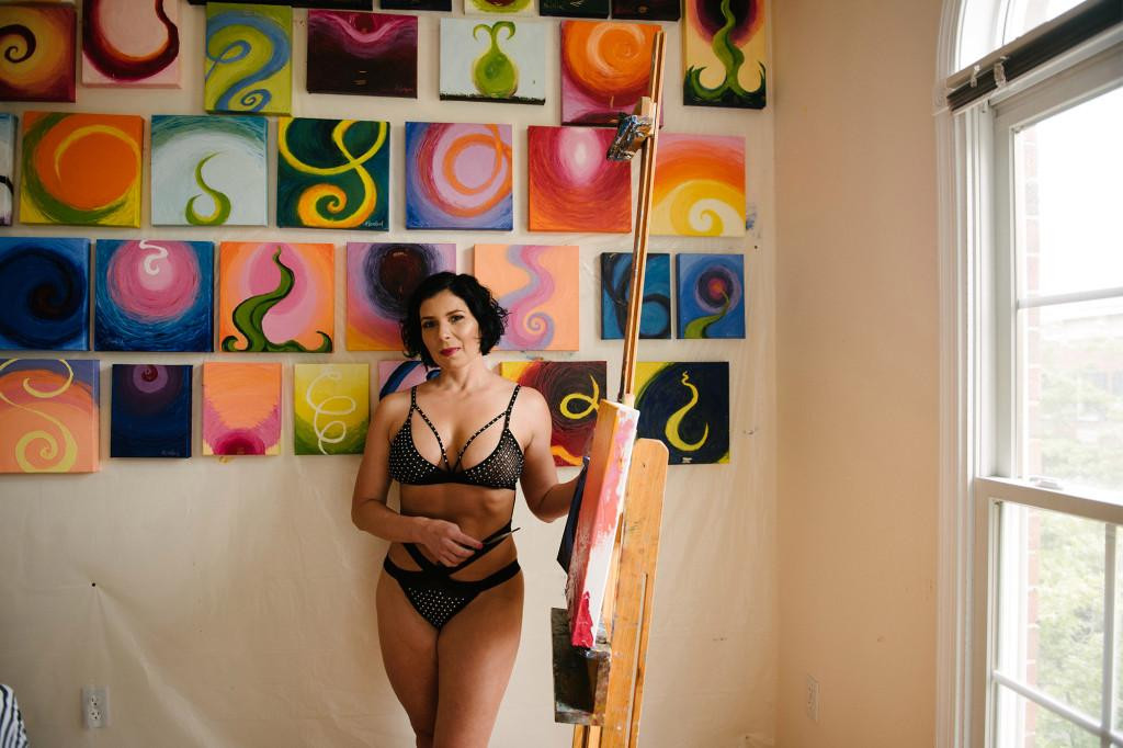 Hannah Sanford nổi tiếng trên mạng với những bức tranh mô tả cơn cực khoái của chính mình. Hannah Sanford nổi tiếng trên mạng với những bức tranh mô tả cơn cực khoái của chính mình.