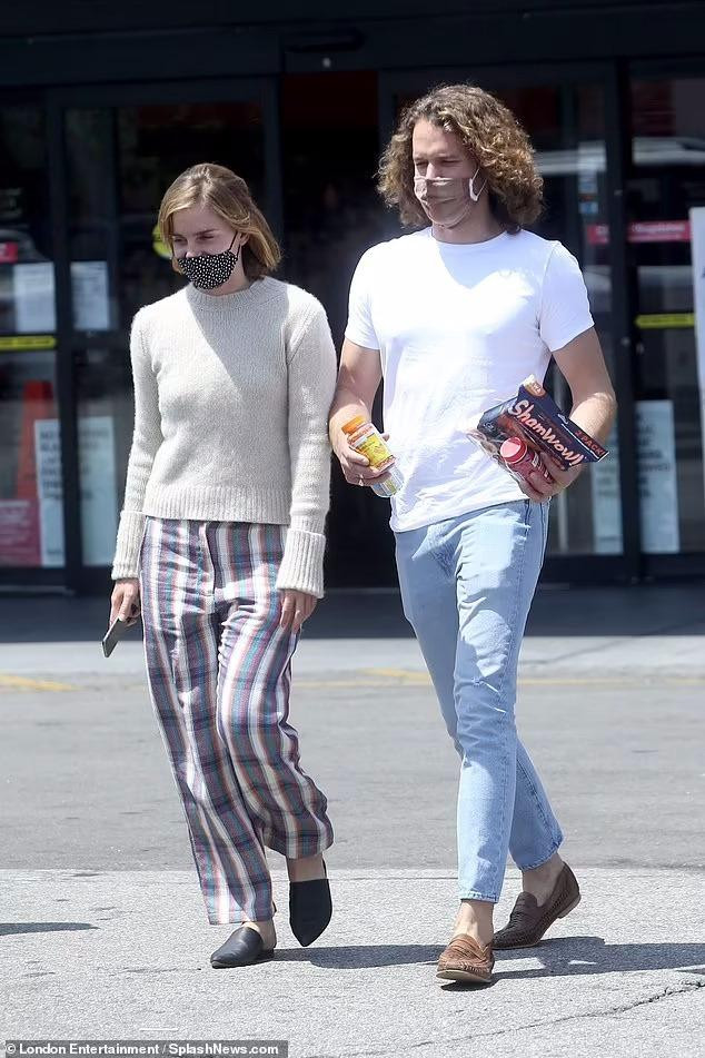 Cuối tuần qua, Emma Watson và bạn trai Leo Robinton cùng nhau dạo phố, mua đồ ăn vặt ở Los Angeles giữa tin đồn đính hôn.