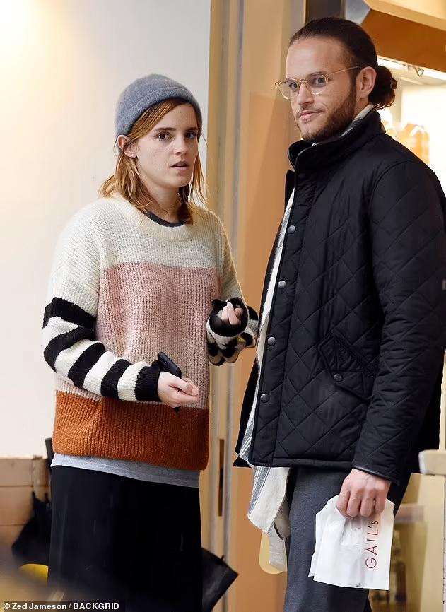 Lần đầu cả hai lộ mối quan hệ là bị chụp ảnh khóa môi trên đường phố London hồi tháng 10/2019. Leo đang sở hữu một doanh nghiệp ở California, Mỹ. Lần đầu cả hai lộ mối quan hệ là bị chụp ảnh khóa môi trên đường phố London hồi tháng 10/2019. Leo đang sở hữu một doanh nghiệp ở California, Mỹ.