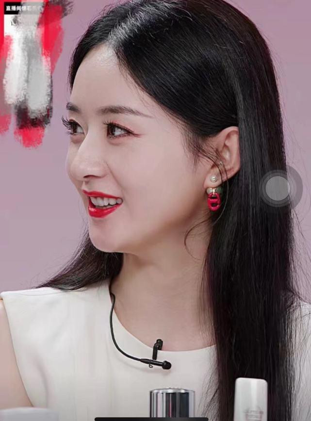 Triệu Lệ Dĩnh có tính cách mạnh mẽ, tự chủ khác với vẻ ngoài ngọt ngào, mong manh.