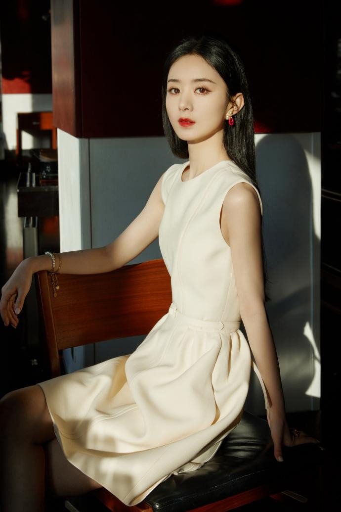 Ánh mắt toát lên vẻ tự tin, thành thục.