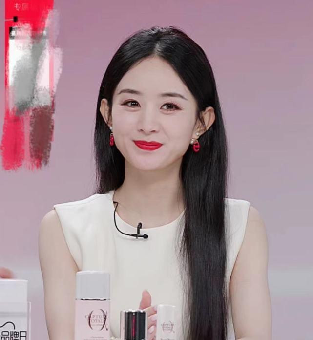 Khi cười, Triệu Lệ Dĩnh được khen đáng yêu như em gái nhà bên.