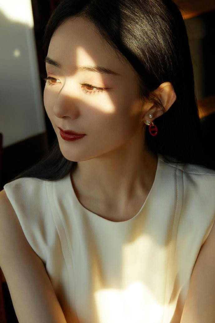 Dân mạng mừng vì người đẹp không bị đắm chìm vào chuyện tình cảm.