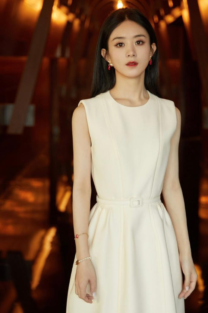 Người đẹp trông thanh lịch, nữ tính và hiện đại.