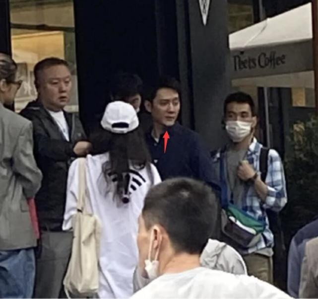 Phùng Thiệu Phong bị bắt gặp khi đang quay phim trên phố. Phùng Thiệu Phong bị bắt gặp khi đang quay phim trên phố.