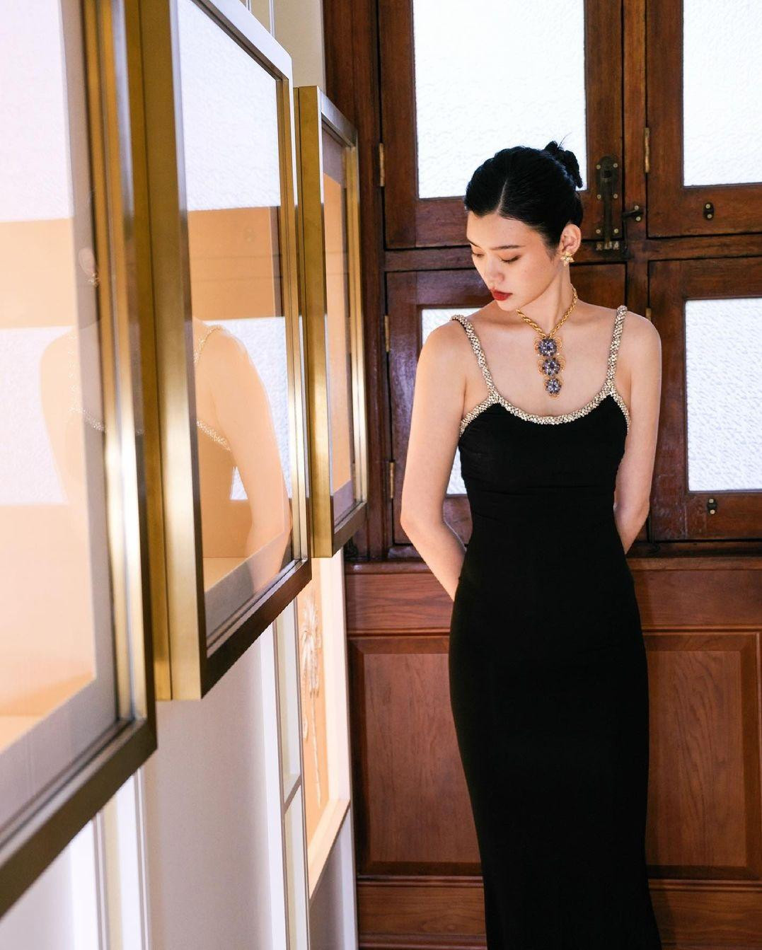 Mới đây, Hề Mộng Dao (Ming Xi) đăng lên Instagram cá nhan ba bức ảnh chụp tại sự kiện nhãn hàng mà cô tham gia gần đây. Trong ảnh, siêu mẫu Victoria&apos;s Secret mặc váy hai dây dài màu đen, mái tóc búi lên cao gọn gàng. Cô đeo thêm phụ kiện là bông tai, nhẫn và dây chuyền xa xỉ.