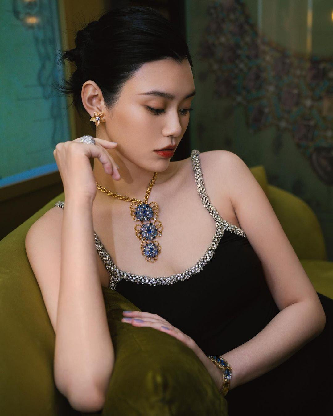 Loạt ảnh nhận được hàng chục nghìn lượt yêu thích. Ở phần bình luận, vô số ngôi sao và dân mạng dành những lời khen &quot;có cánh&quot; cho con dâu của cố &quot;vua sòng bài Macau&quot;. Cô được đánh giá ngày càng đằm thắm, thanh lịch mà vẫn quyến rũ, ra dáng thiếu phu nhân nhà giàu.