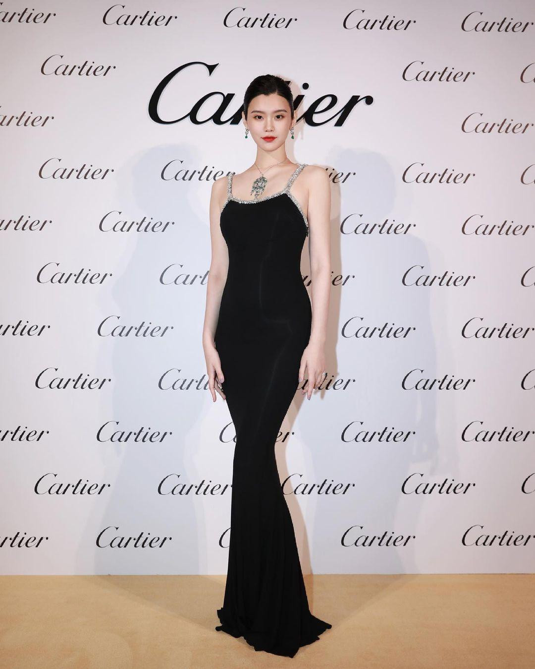 Thiết kế váy ôm sát cơ thể giúp Hề Mộng Dao tôn lên thân hình 1m78 mảnh mai và đường cong quyến rũ. Cô tự tin khoe vai trần nuột nà và xương quai xanh tinh tế.