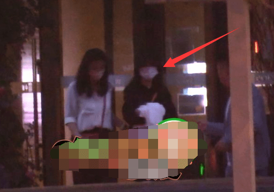 Triệu Lệ Dĩnh đi hát karaoke với bạn bè.