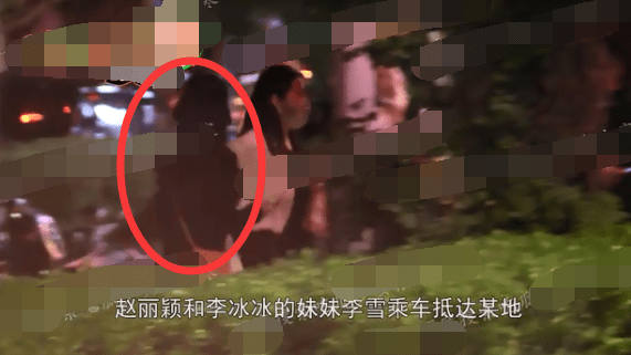 Trước khi về, nữ diễn viên vẫn rất có tinh thần, vui vẻ chuyện trò với bạn bè.