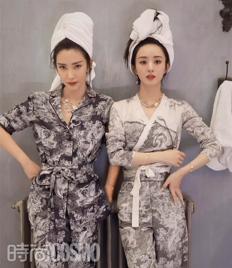 Tạp chí Cosmopolitan Trung Quốc vừa "nhá hàng" cho ấn phẩm mới bằng loạt ảnh chụp chung giữa Lý Băng Băng và Triệu Lệ Dĩnh. Trong ảnh, hai nữ diễn viên mặc đồ ngủ liền thân họa tiết mực Tàu, đầu quấn khăn vừa tinh nghịch, cá tính, lại rất thời trang.