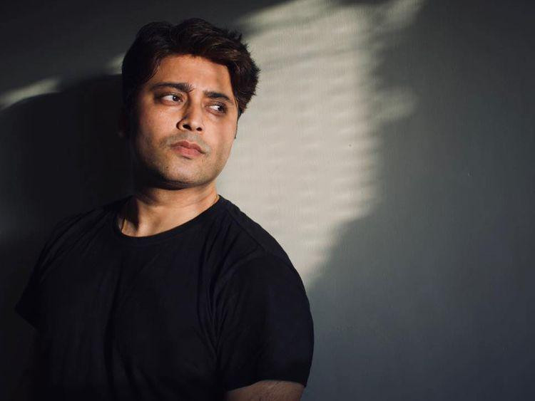 Nam diễn viên kiêm Youtuber Ấn Độ Rahul Vohra cũng vừa qua đời do COVID-19, hưởng dương 35 tuổi. Anh nhận kết quả dương tính với virus SARS-CoV-2 vào tuần trước và được đưa đến bệnh viện ở New Delhi. Ngày 4/5, anh đăng bài lên trang Facebook cá nhân cầu xin dân mạng tìm kiếm giường bệnh có máy cung cấp oxy – vốn đang thiếu hụt ở Ấn Độ do ca mắc COVID-19 tăng đột biến. Tối 8/5, anh được chuyển đến Bệnh viện Ayushman ở Dwarka (bang Gujarat). Tại đây, anh đăng một thông điệp khác: “Nếu tôi được đối xử tốt, tôi sẽ được cứu. Tôi sẽ được tái sinh và làm một số việc tốt. Giờ đây, tôi mất hết động lực”. Một ngày sau đó, anh qua đời.