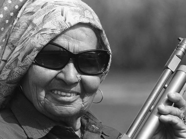 Nhân vật truyền hình kiêm tay súng từng giành hơn 30 giải vô địch quốc gia Ấn Độ, bà Dadi Chandro Tomar, qua đời do COVID-19, hưởng thọ 89 tuổi. Bà được đưa vào bệnh viện ở Meerut (bang Uttar Pradesh) vào ngày 26/4 sau khi kêu khó thở.