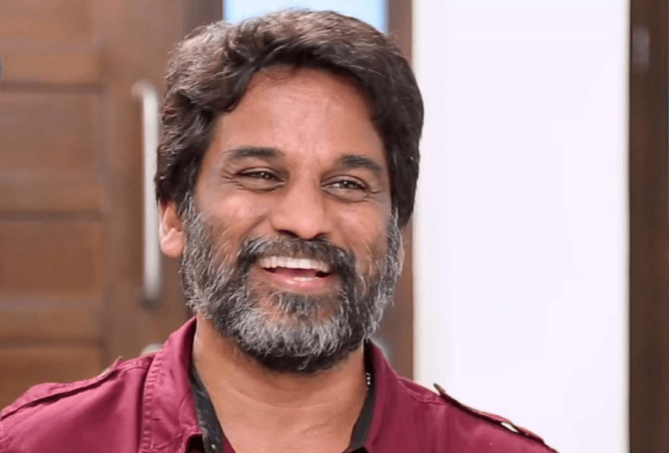 Nhà báo kiêm diễn viên nổi tiếng Tummala Narasimha Reddy qua đời ở tuổi 45 hôm 10/5 do biến chứng của COVID-19 tại một bệnh viện tư nhân ở Hyderabad (bang Telangana).