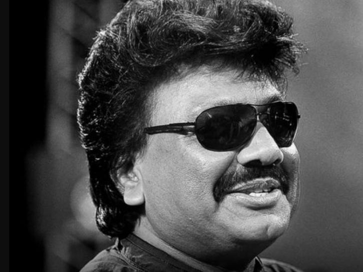 Nhà soạn nhạc Shravan Rathod, một phần của bộ đôi đạo diễn âm nhạc đình đám Ấn Độ Nadeem-Shravan, qua đời hôm 20/4 do những biến chứng của COVID-19. Được biết, ông đã tham dự lễ hội Kumbh Mela bất chấp sự ngăn cản của con trai.