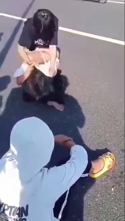 Nữ sinh lớp 7 bị hành hung, lột đồ trên cầu. Nhiều người chứng kiến nhưng không ai can ngăn. Ảnh cắt từ clip Nữ sinh lớp 7 bị hành hung, lột đồ trên cầu. Nhiều người chứng kiến nhưng không ai can ngăn. Ảnh cắt từ clip