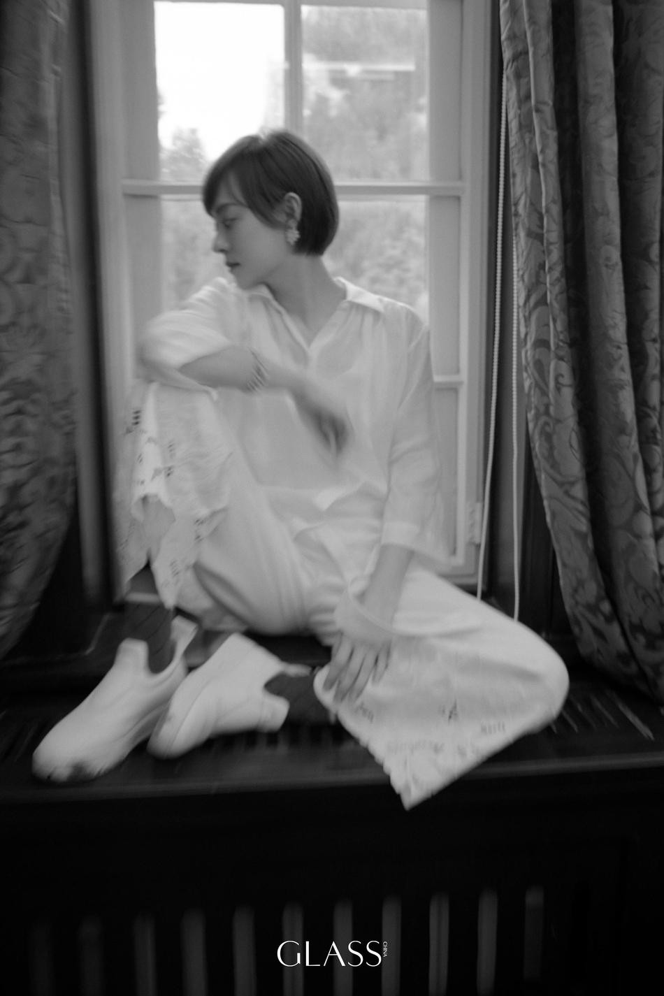 Trong bộ ảnh mới, Tôn Lệ để kiểu tóc ngắn quen thuộc vài năm trở lại đây. Cô mặc trang phục đơn sắc, phong cách hơi hướng bụi bặm, phá cách. Trong bộ ảnh mới, Tôn Lệ để kiểu tóc ngắn quen thuộc vài năm trở lại đây. Cô mặc trang phục đơn sắc, phong cách hơi hướng bụi bặm, phá cách.