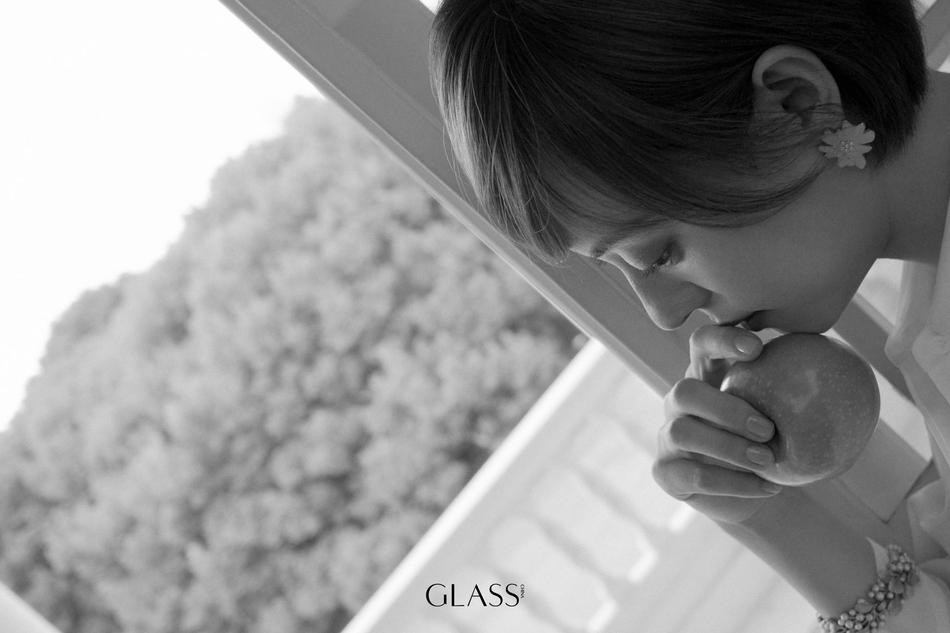 Về đời tư, trong khi loạt ngôi sao ly hôn, Tôn Lệ vẫn đang hạnh phúc bên ông xã Đặng Siêu và 2 con (một trai, một gái). Tôn Lệ không quá ham mê danh tiếng, liên tục "chạy show" như nhiều người đẹp khác, mà dành nhiều thời gian cho gia đình. Ngày 8/2 vừa qua, cô và chồng kỷ niệm 11 năm ngày cưới. Trên trang cá nhân, cô dành những dòng tình cảm đến tài tử "Mỹ nhân ngư": "Chúng tôi là bạn đời, là bố mẹ của những đúa trẻ, là đồng nghiệp trong công việc, là chiến hữu chung lý tưởng sống, là thầy trò trong công cuộc dưỡng sinh. Hôm nay là ngày kỷ niệm 11 năm đăng ký kết hôn, và cũng là sinh nhật của anh Đặng". Về đời tư, trong khi loạt ngôi sao ly hôn, Tôn Lệ vẫn đang hạnh phúc bên ông xã Đặng Siêu và 2 con (một trai, một gái). Tôn Lệ không quá ham mê danh tiếng, liên tục "chạy show" như nhiều người đẹp khác, mà dành nhiều thời gian cho gia đình. Ngày 8/2 vừa qua, cô và chồng kỷ niệm 11 năm ngày cưới. Trên trang cá nhân, cô dành những dòng tình cảm đến tài tử "Mỹ nhân ngư": "Chúng tôi là bạn đời, là bố mẹ của những đúa trẻ, là đồng nghiệp trong công việc, là chiến hữu chung lý tưởng sống, là thầy trò trong công cuộc dưỡng sinh. Hôm nay là ngày kỷ niệm 11 năm đăng ký kết hôn, và cũng là sinh nhật của anh Đặng".