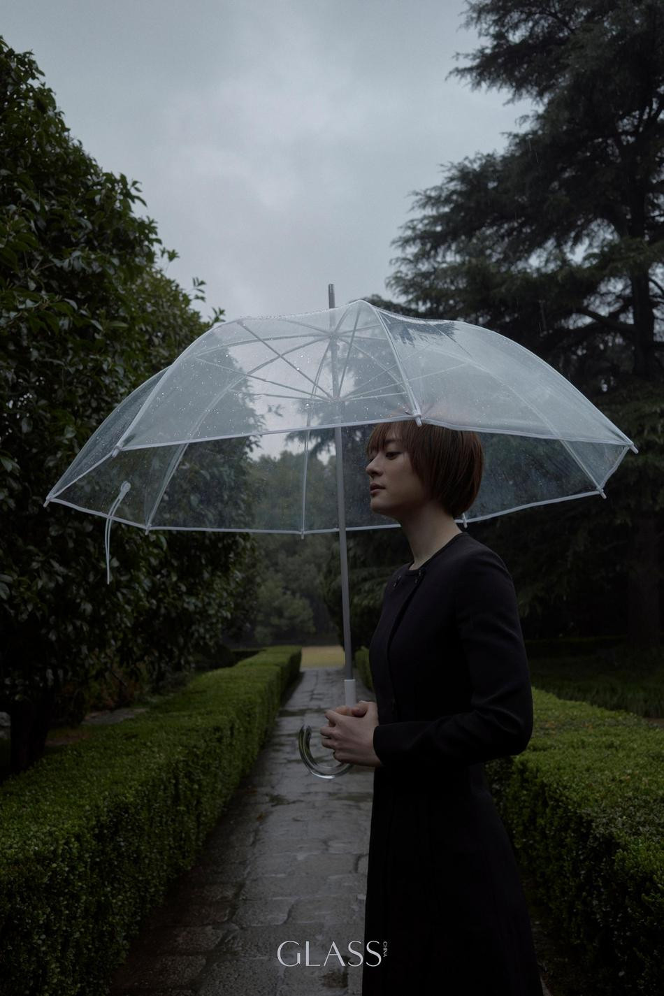 Dù mặc trang phục "đứng tuổi", Tôn Lệ không thể giấu được gương mặt "búng ra sữa", nhất là với kiểu tóc ngắn mái ngố. Cô xứng đáng có tên trong danh sách những mỹ nhân không tuổi của showbiz Hoa ngữ. Dù mặc trang phục "đứng tuổi", Tôn Lệ không thể giấu được gương mặt "búng ra sữa", nhất là với kiểu tóc ngắn mái ngố. Cô xứng đáng có tên trong danh sách những mỹ nhân không tuổi của showbiz Hoa ngữ.