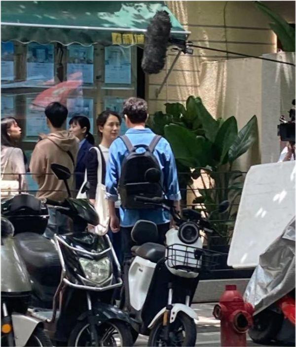 Nam diễn viên có tinh thần tốt, nói chuyện vui vẻ với bạn diễn. Nam diễn viên có tinh thần tốt, nói chuyện vui vẻ với bạn diễn.