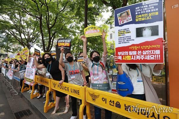 Đông đảo người Hàn phản đối phán quyết 5 năm tù giam đối với cha nuôi của bé Jung In Đông đảo người Hàn phản đối phán quyết 5 năm tù giam đối với cha nuôi của bé Jung In