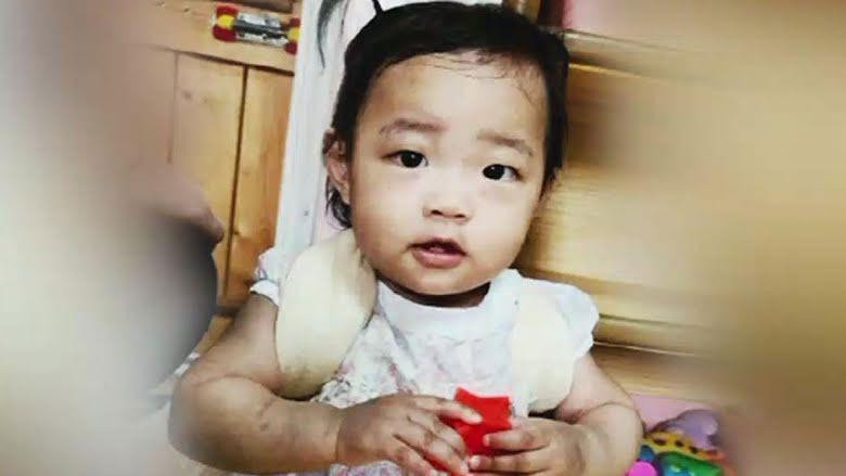 Bé Jung In qua đời khi mới chỉ 16 tháng tuổi trong bệnh viện. Bé Jung In qua đời khi mới chỉ 16 tháng tuổi trong bệnh viện.