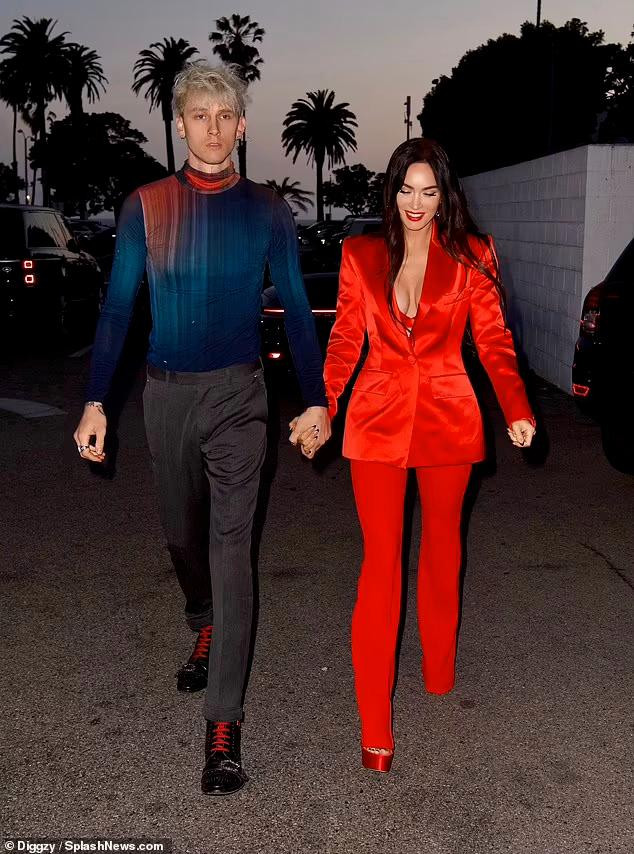 Trước ống kính máy ảnh, Megan và tình trẻ kém 4 tuổi nắm tay không rời. Tính đến nay, cặp đôi đã yêu nhau được một năm.