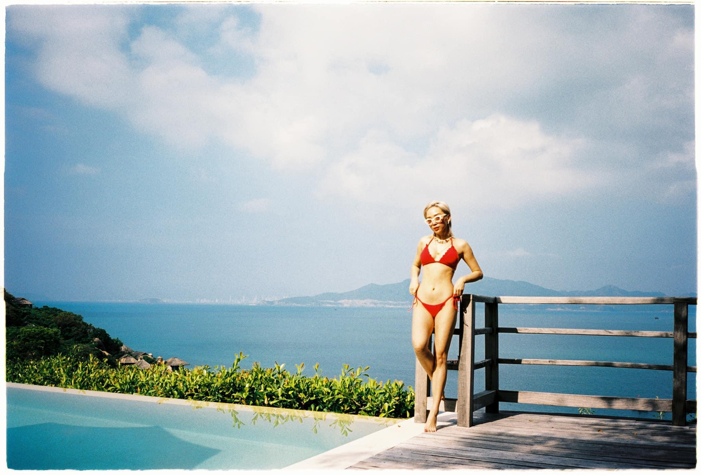 Chỉ sau 2 giờ đăng tải, loạt ảnh nhận hơn 19.000 lượt bày tỏ cảm xúc và vô số bình luận, nhiều nhất là ca ngơi hình thể quyến rũ, nuột nà của bà xã Hoàng Touliver. Ngoài ra, một số người hâm mộ gửi lời chúc mừng sinh nhật sớm đến nữ ca sĩ. Được biết, Tóc Tiên sinh ngày 13/5/1989. Bên cạnh đó, stylist Kelbin Lei gây chú ý khi nhắc nhở người bạn thân thiết: "Coi chừng bị bắt lỗi chính tả nha". Chỉ sau 2 giờ đăng tải, loạt ảnh nhận hơn 19.000 lượt bày tỏ cảm xúc và vô số bình luận, nhiều nhất là ca ngơi hình thể quyến rũ, nuột nà của bà xã Hoàng Touliver. Ngoài ra, một số người hâm mộ gửi lời chúc mừng sinh nhật sớm đến nữ ca sĩ. Được biết, Tóc Tiên sinh ngày 13/5/1989. Bên cạnh đó, stylist Kelbin Lei gây chú ý khi nhắc nhở người bạn thân thiết: "Coi chừng bị bắt lỗi chính tả nha".