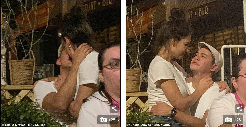 Còn không ngần ngại ôm hôn ở chốn đông người.