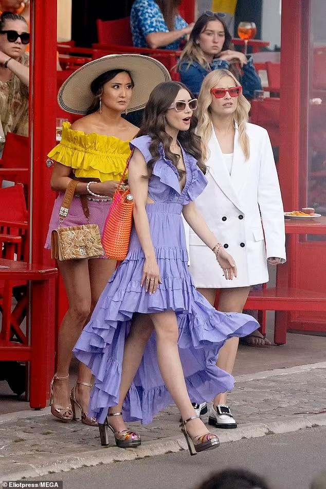 Hôm Chủ nhật (9/5, giờ địa phương), Lily Collins và bạn diễn có mặt trên phim trường ở Saint-Tropez, French Riviera (Pháp) để quay phần 2 bộ phim ăn khách &quot;Emily In Paris&quot; của Netflix.