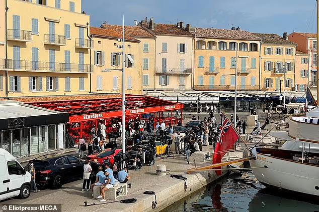 Bất chấp tranh cãi, phim không chỉ hút người xem, còn nhận được đánh giá cao từ giới chuyên môn. Tại Quả cầu Vàng 2021, phim nhận được đề cử &quot;Phim truyền hình hay nhất&quot; thể loại hài/ca vũ nhạc. Lily Collins cũng được đề cử ở hạng mục &quot;Nữ diễn viên chính xuất sắc&quot; thể loại hài/ca vũ nhạc.