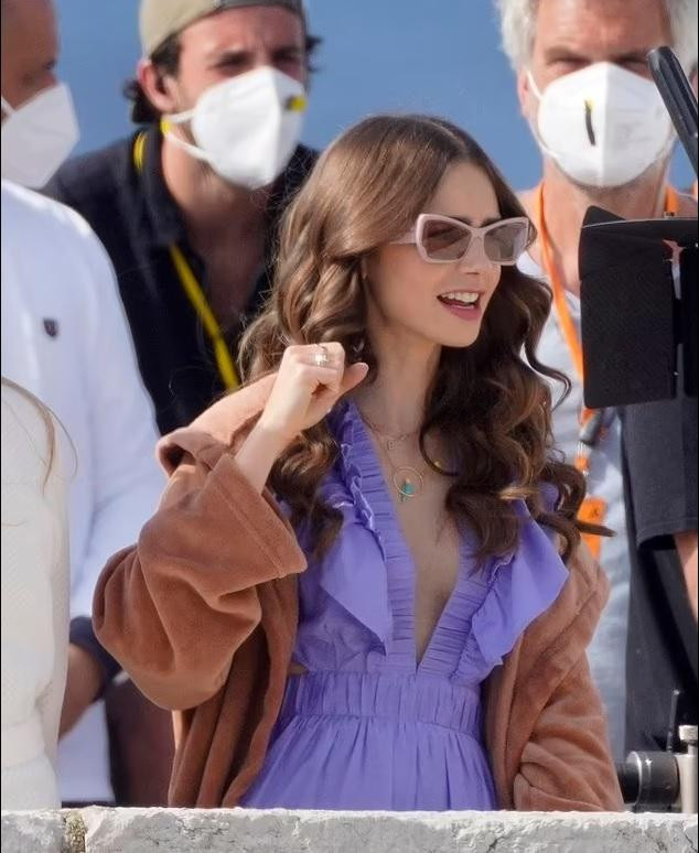 Phần 1 của &quot;Emily In Paris&quot; gây tiếng vang toàn cầu, trở thành một trong những phim &quot;hot&quot; nhất của Netflix trong năm 2020.