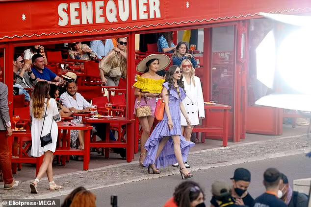 Tuy nhiên, &quot;Emily In Paris&quot; không được lòng người Pháp vì họ cho rằng, phim mang đến cái nhìn phiến diện về họ. Trong phim, người Pháp được mô tả có lối sống bản năng, vô kỷ luật còn xem chuyện ngoại tình là bình thường.