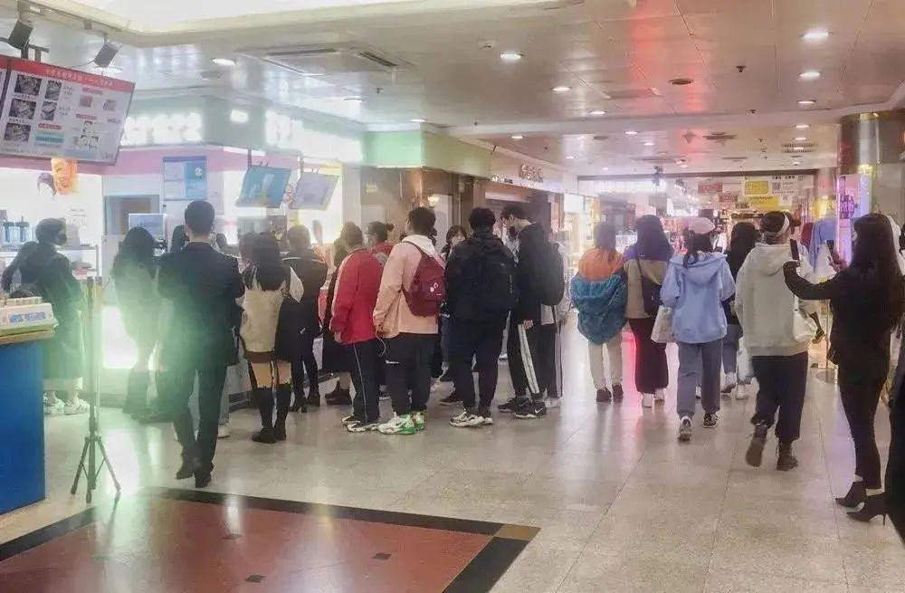 Dòng người xếp hàng ngoài cửa hàng trả sữa nhượng quyền của Chazhilan. Dòng người xếp hàng ngoài cửa hàng trả sữa nhượng quyền của Chazhilan.