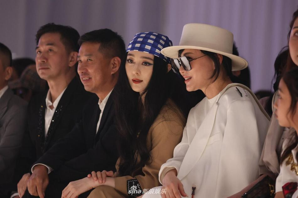 Người đẹp ngồi hàng ghế đầu, ăn mặc theo phong cách cổ điển, thanh lịch.