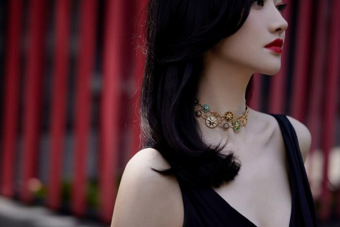 Cô chia sẻ, khi còn trẻ, cô không hiểu thế nào là hậu thuẫn &quot;khủng&quot;, chỉ đơn giản là công ty giao việc gì thì làm việc đó. Càng trưởng thành, cô mới nhận ra, mọi người khó chịu vì tôi nhận được những dự án lớn dù mới ở độ tuổi 20. Cô tuyên bố hiểu rõ sự tức giận của công chúng, đồng thời thừa nhận năng lực diễn xuất kém cỏi. Nhờ những lời chê bai, chỉ trích, cô nỗ lực hoàn thiện bản thân và vai diễn yêu nữ trong &quot;Tư Đằng&quot; hồi đầu năm là minh chứng cho tấm lòng kính nghiệp của cô.